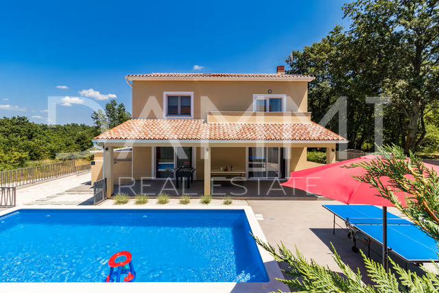 Istra, Svetvinčenat, lijepa kuća s bazenom u zelenilu