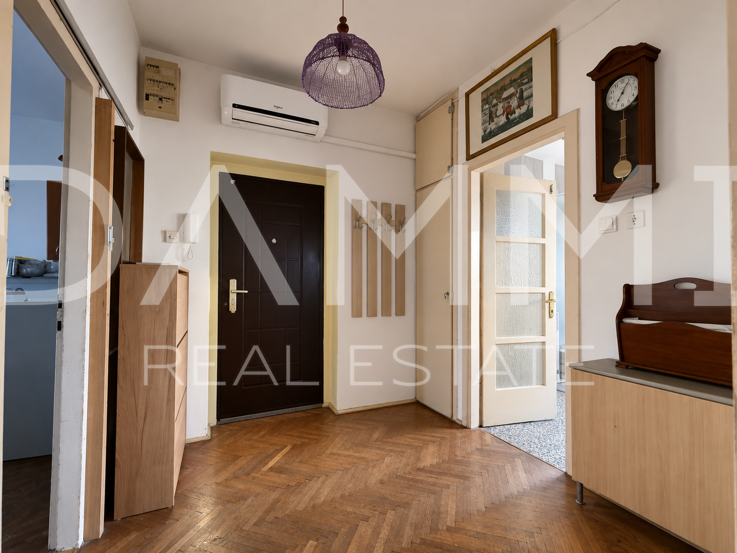 PULA &ndash; STROGI CENTAR&comma; 62&comma;74 m&sup2; &ndash; POGLED NA GRAD I MORE&comma; PARKIRNO MJESTO na raspolaganju