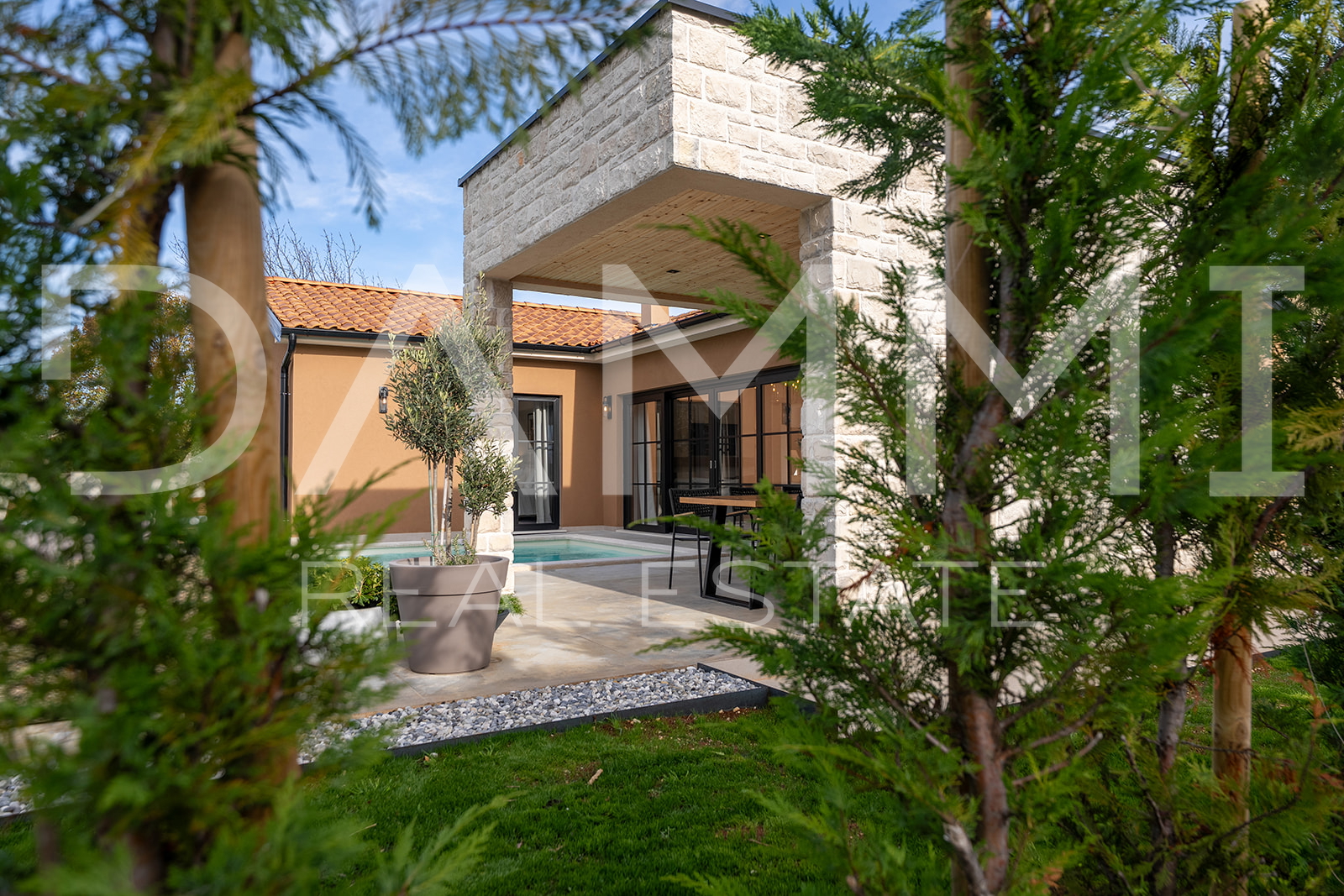 ISTRIA, ŽMINJ - Charming single-storey house with swimming pool