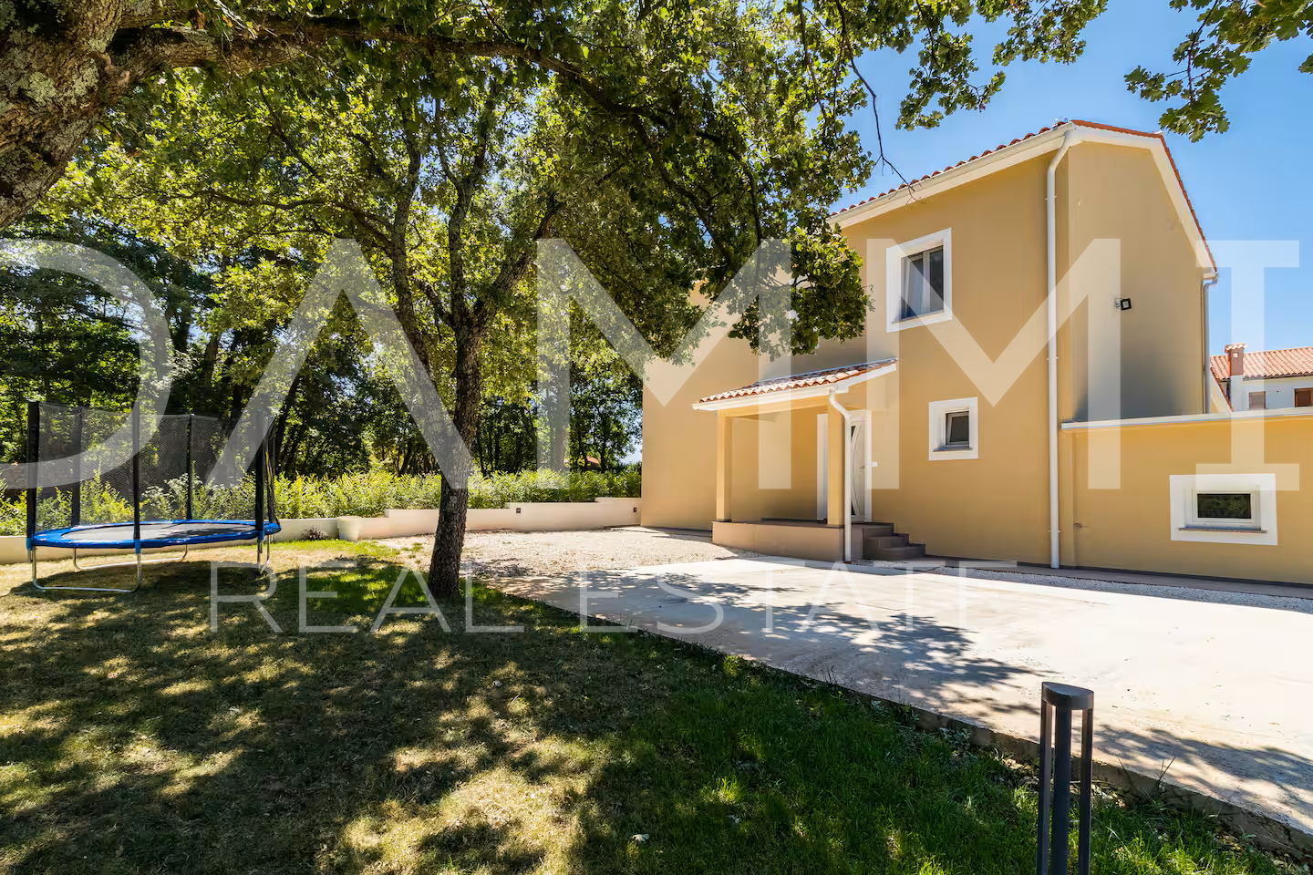 Istra&comma; Svetvin&ccaron;enat&comma; lijepa ku&cacute;a s bazenom u zelenilu