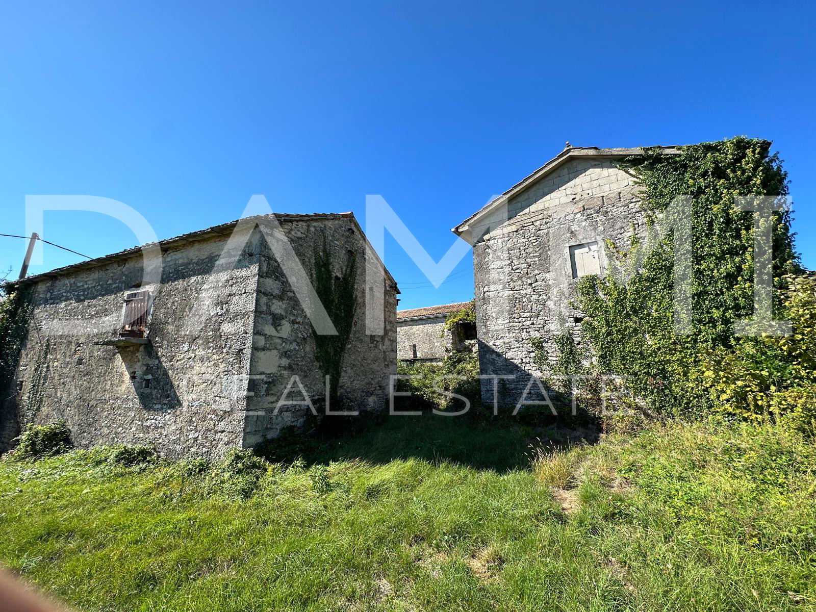 ISTRA, ŽMINJ - Istarsko imanje s dvije kuće i 956m2 okućnice