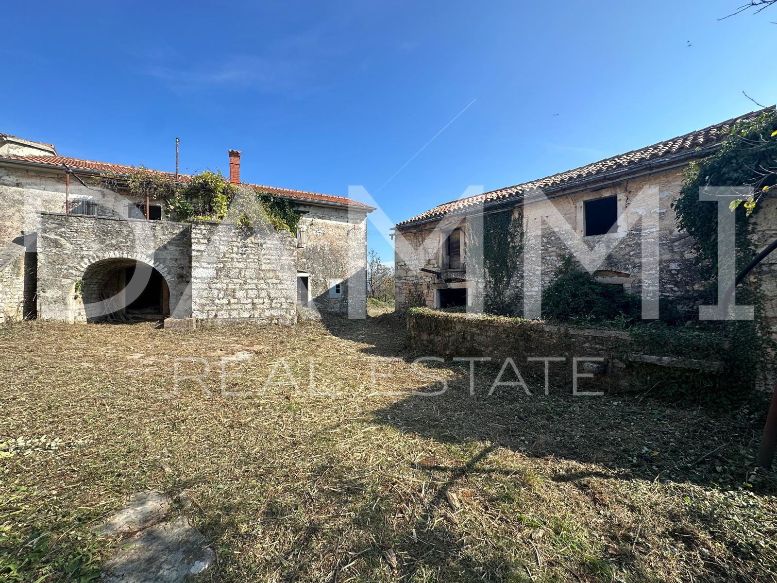 ISTRA, ŽMINJ - Istarsko imanje s dvije kuće i 956m2 okućnice