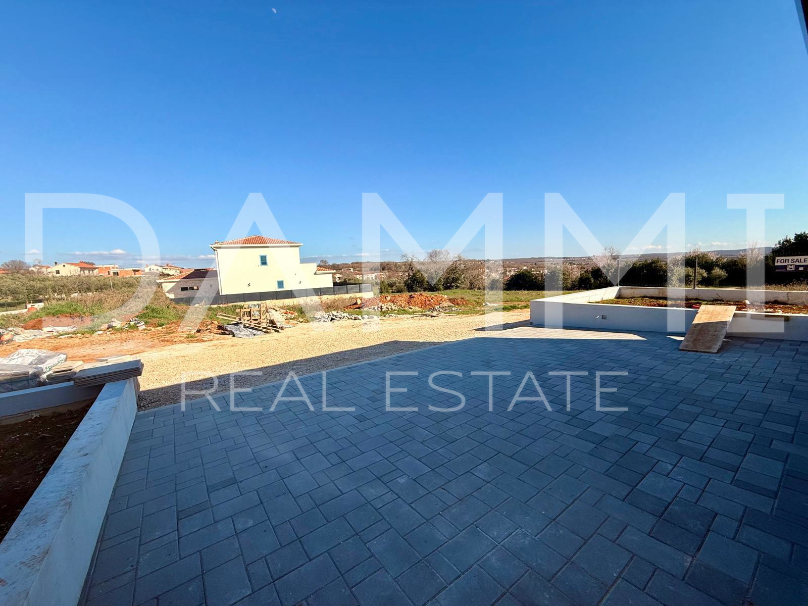 ISTRA&comma; PORE&Ccaron; - DVOJNA PRIZEMNICA S BAZENOM