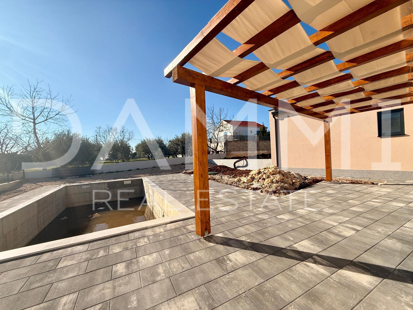 ISTRA&comma; PORE&Ccaron; - DVOJNA PRIZEMNICA S BAZENOM