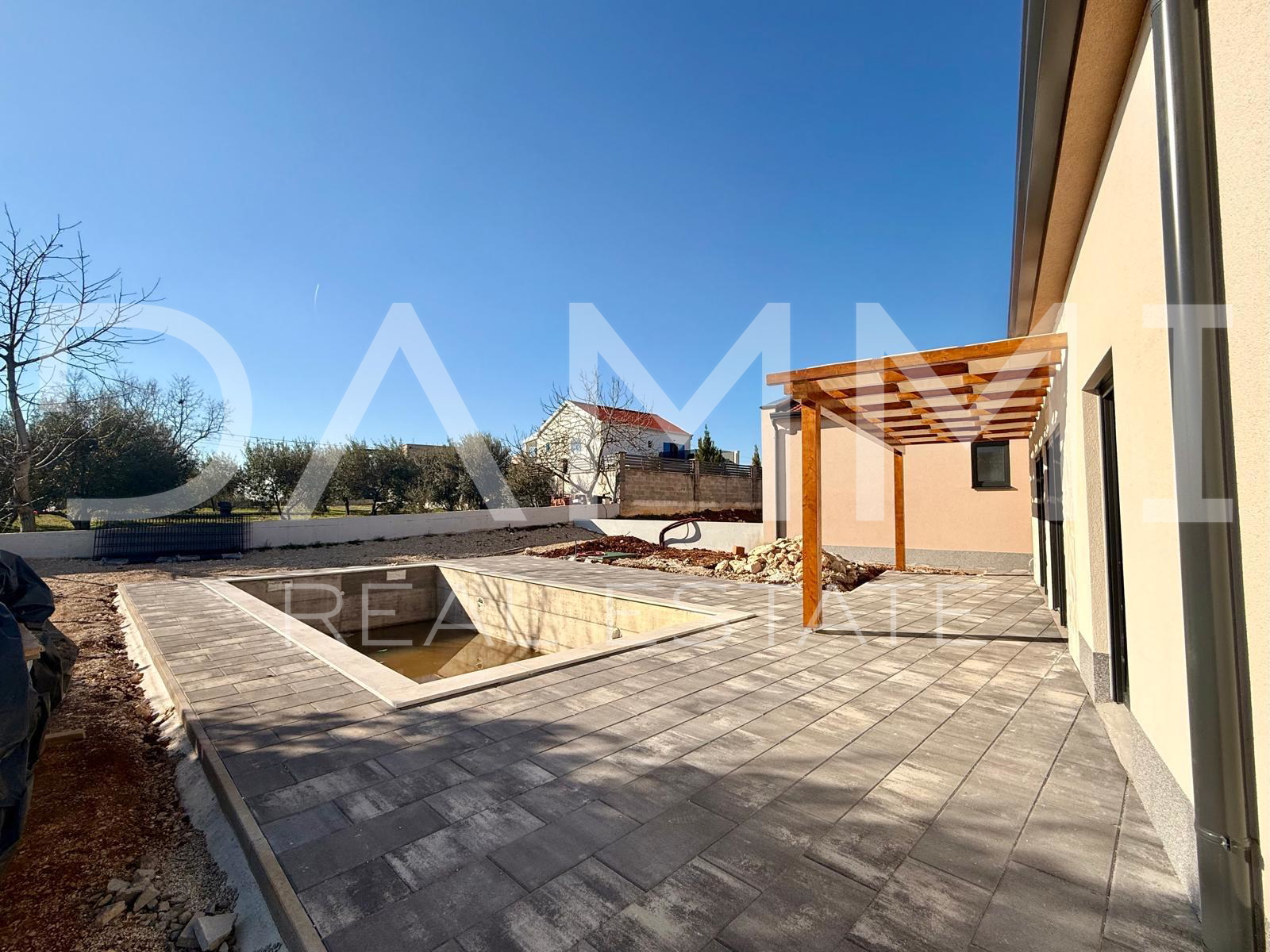 ISTRA&comma; PORE&Ccaron; - DVOJNA PRIZEMNICA S BAZENOM