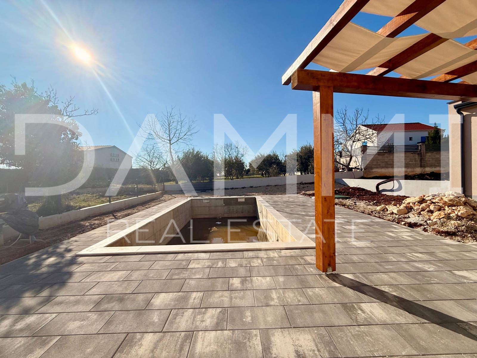 ISTRA&comma; PORE&Ccaron; - DVOJNA PRIZEMNICA S BAZENOM