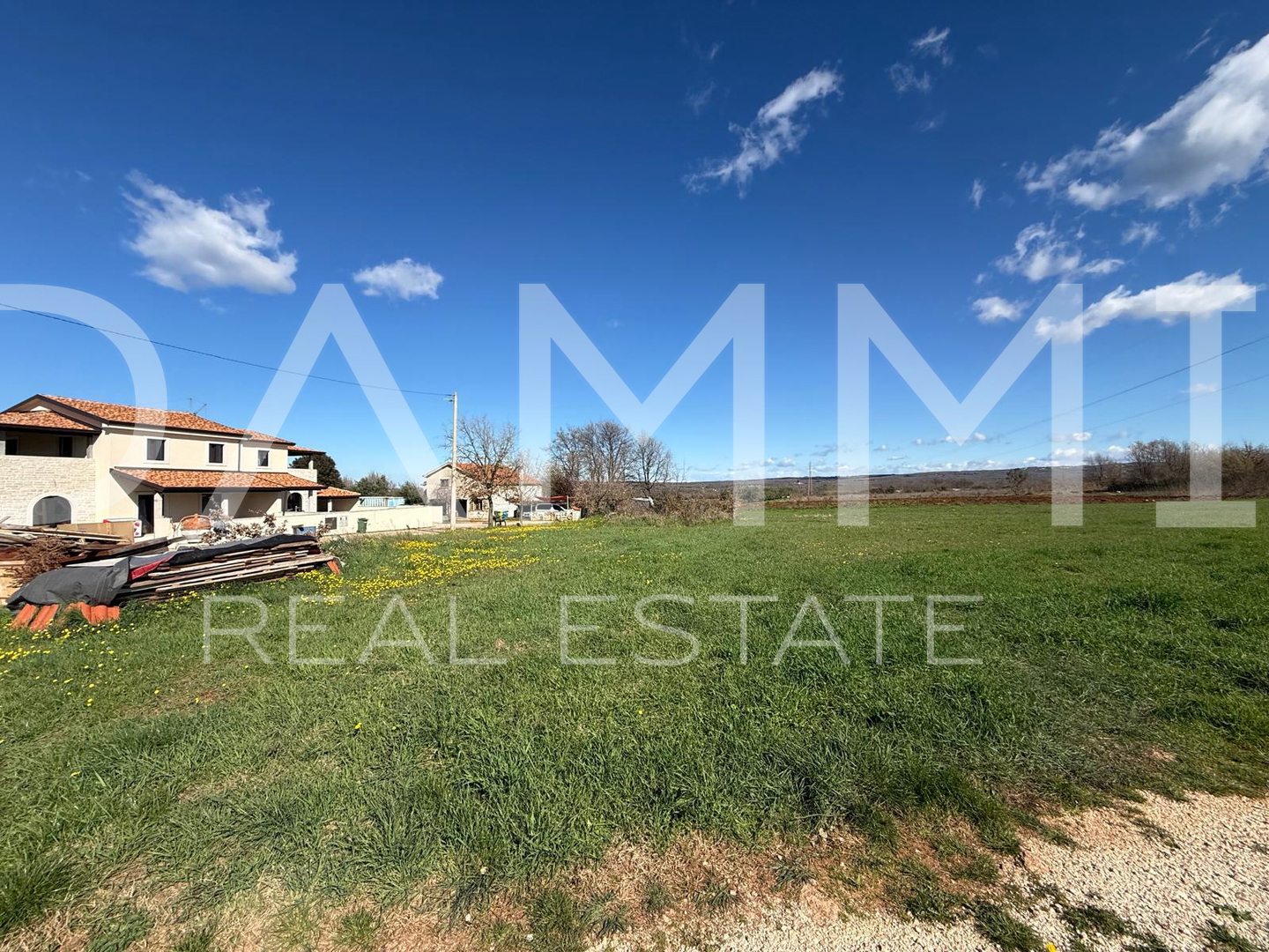 ISTRA&comma; PORE&Ccaron; - Gra&dstrok;evinsko zemlji&scaron;te na mirnoj lokaciji u blizini mora