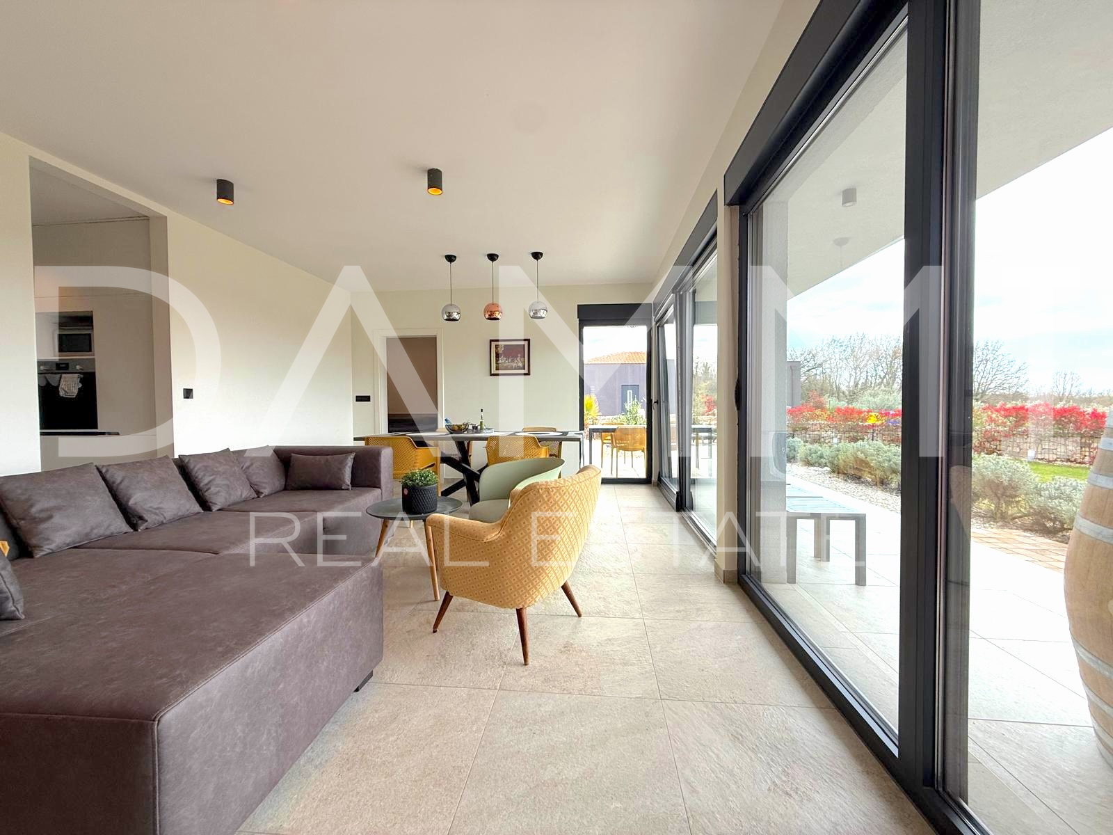 ISTRA&comma; SVETI LOVRE&Ccaron; - MODERNA PRIZEMNICA S BAZENOM U LIJEPOM OKRU&Zcaron;ENJU