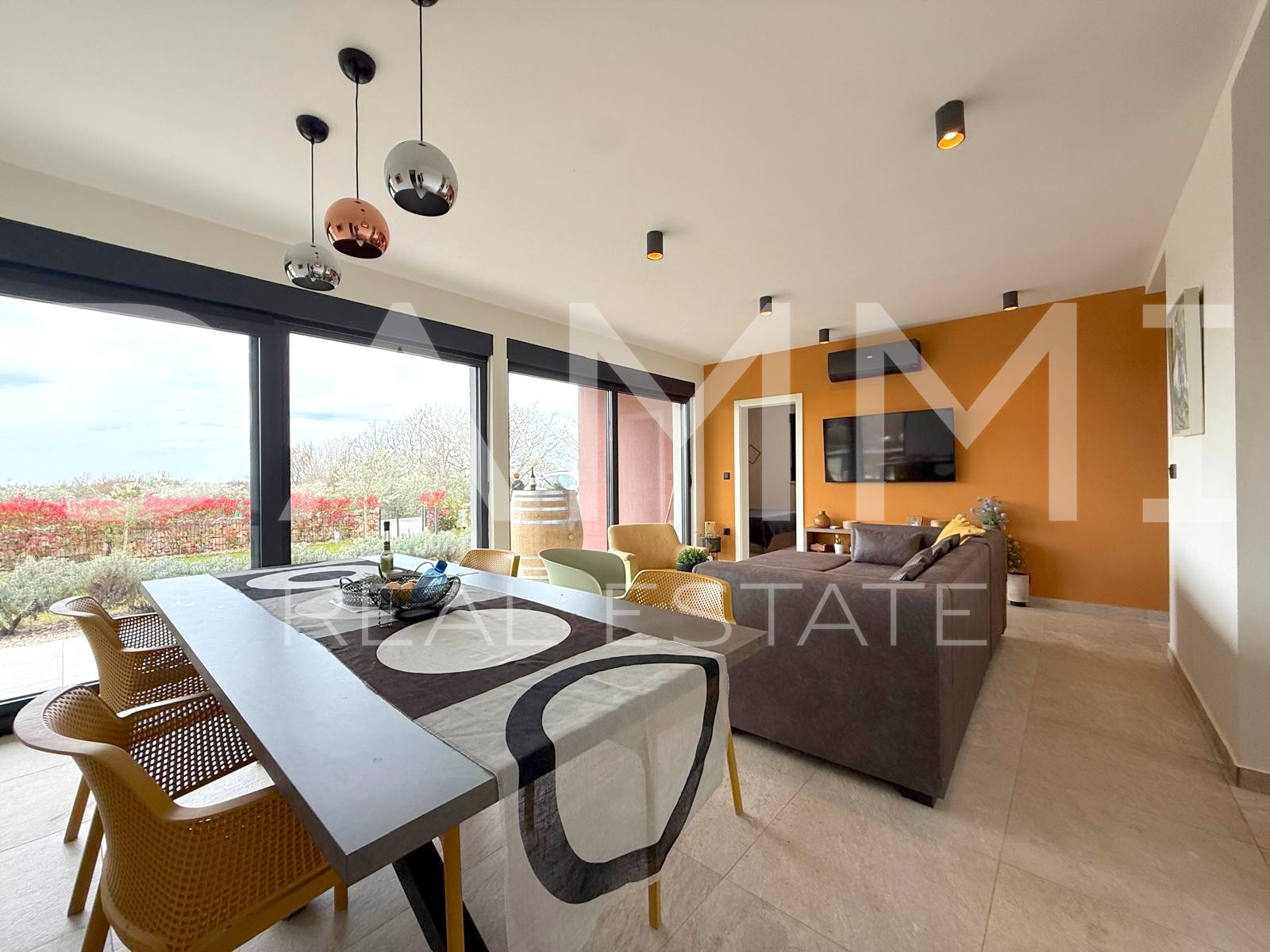 ISTRA&comma; SVETI LOVRE&Ccaron; - MODERNA PRIZEMNICA S BAZENOM U LIJEPOM OKRU&Zcaron;ENJU