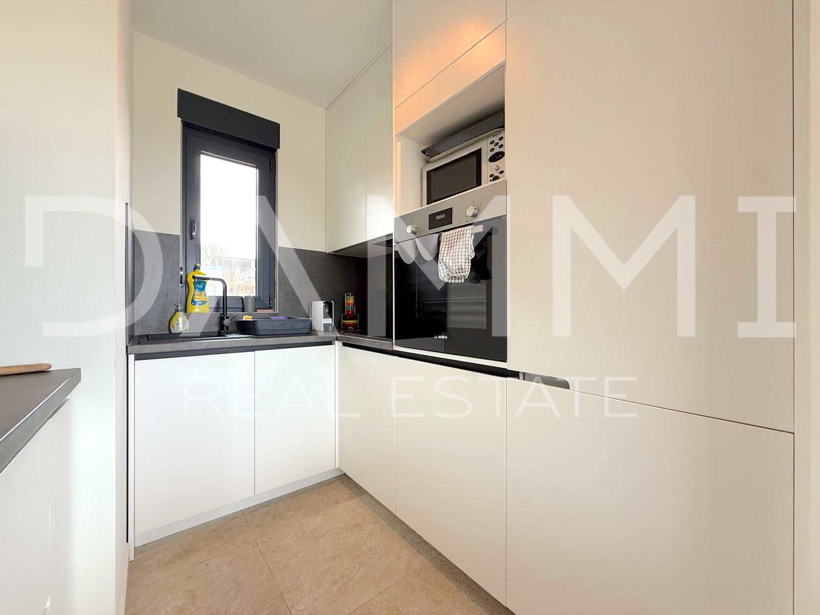 ISTRA&comma; SVETI LOVRE&Ccaron; - MODERNA PRIZEMNICA S BAZENOM U LIJEPOM OKRU&Zcaron;ENJU