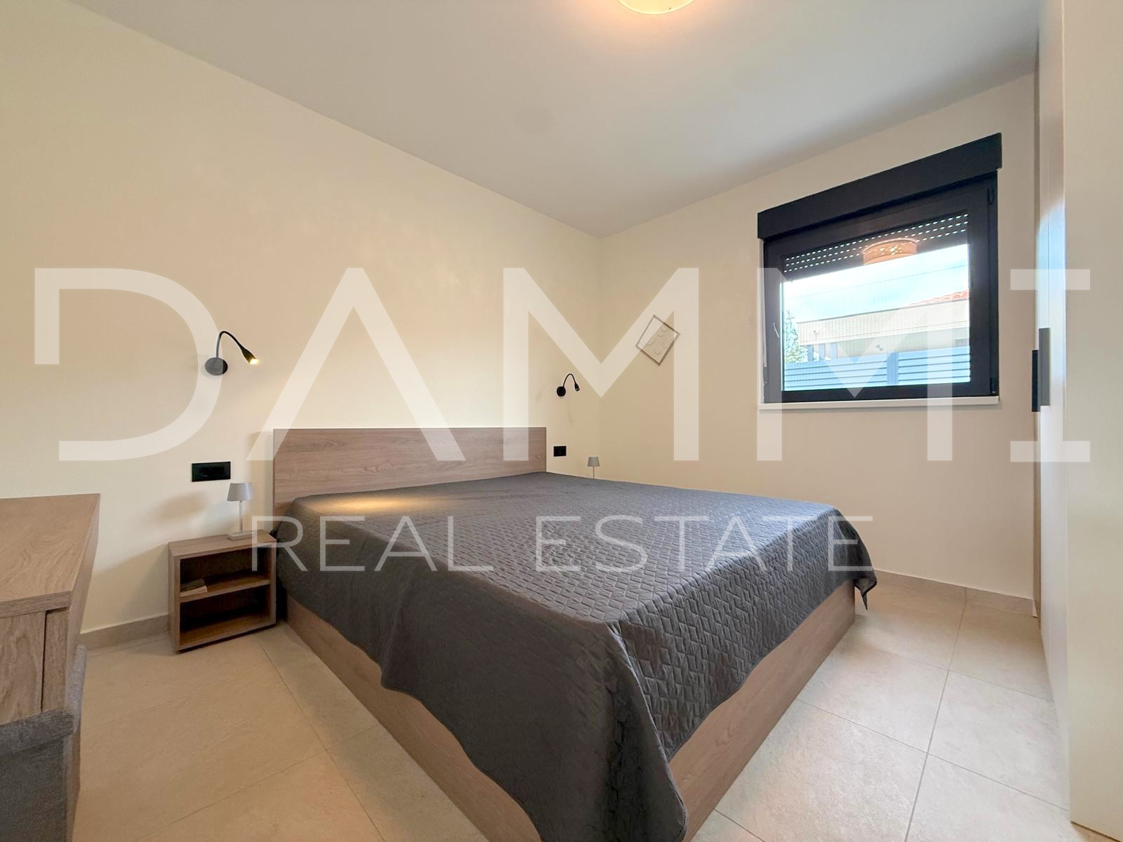 ISTRA&comma; SVETI LOVRE&Ccaron; - MODERNA PRIZEMNICA S BAZENOM U LIJEPOM OKRU&Zcaron;ENJU