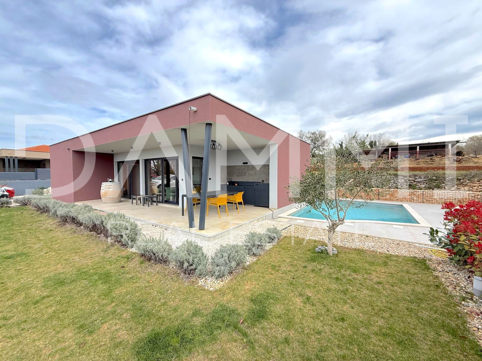 ISTRA&comma; SVETI LOVRE&Ccaron; - MODERNA PRIZEMNICA S BAZENOM U LIJEPOM OKRU&Zcaron;ENJU