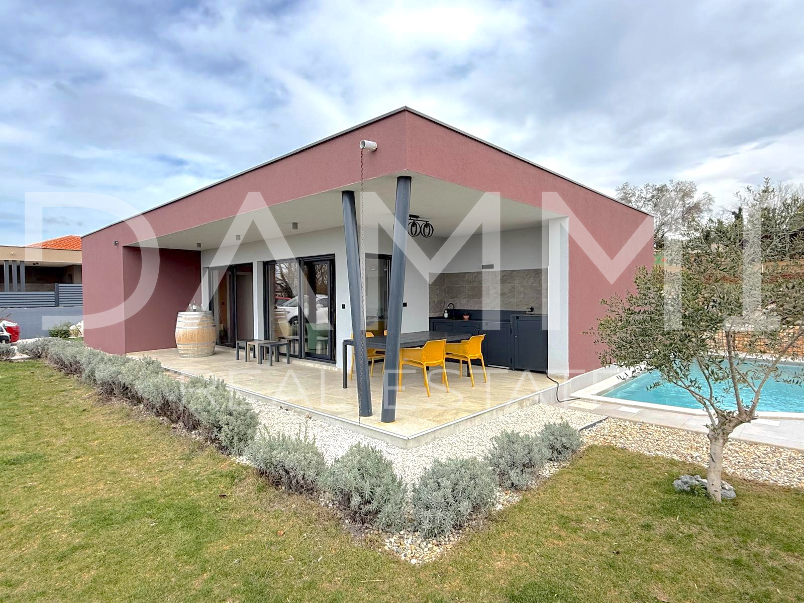 ISTRA&comma; SVETI LOVRE&Ccaron; - MODERNA PRIZEMNICA S BAZENOM U LIJEPOM OKRU&Zcaron;ENJU