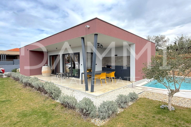 ISTRA, SVETI LOVREČ - MODERNA PRIZEMNICA S BAZENOM U LIJEPOM OKRUŽENJU