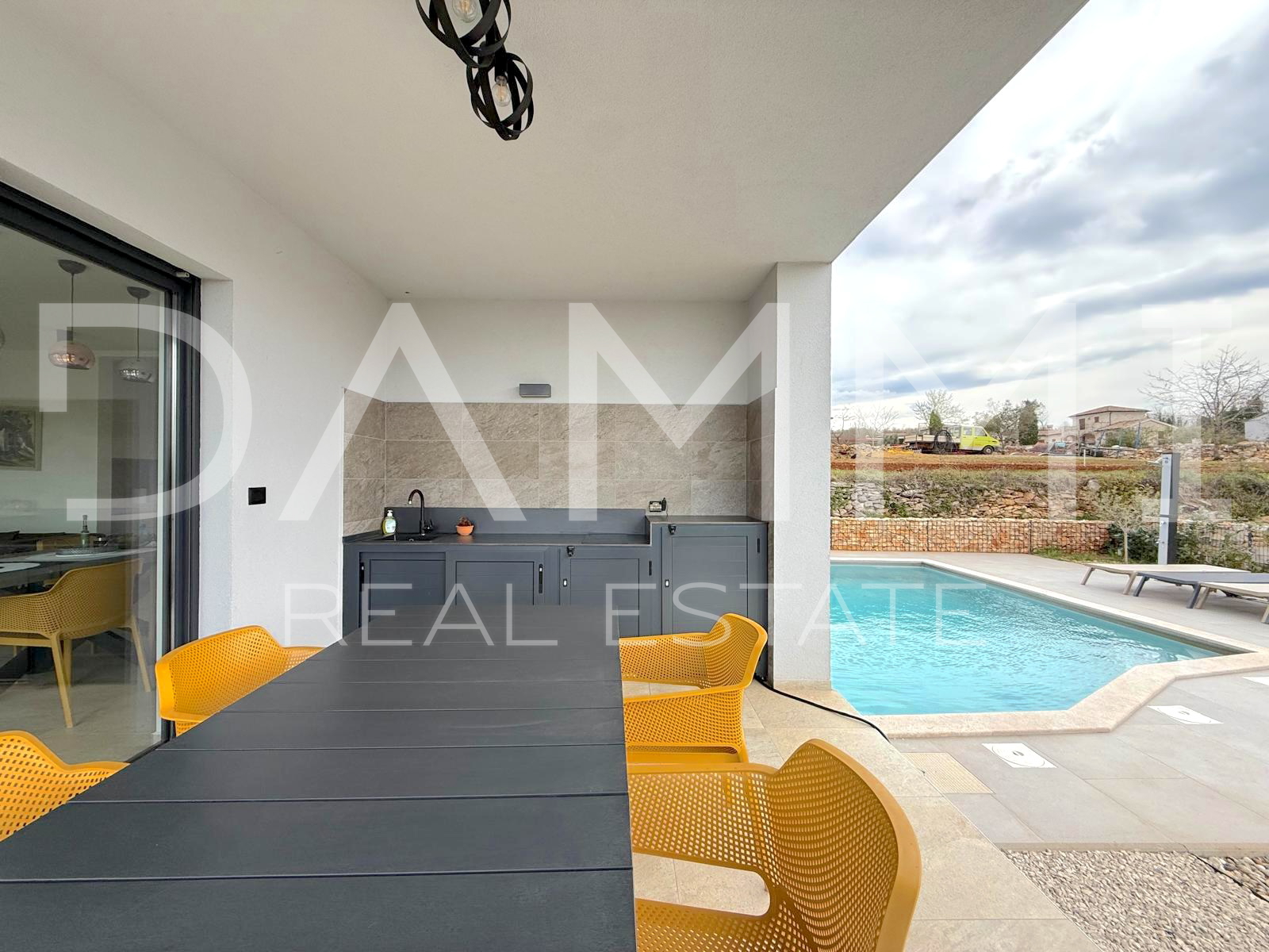 ISTRA&comma; SVETI LOVRE&Ccaron; - MODERNA PRIZEMNICA S BAZENOM U LIJEPOM OKRU&Zcaron;ENJU