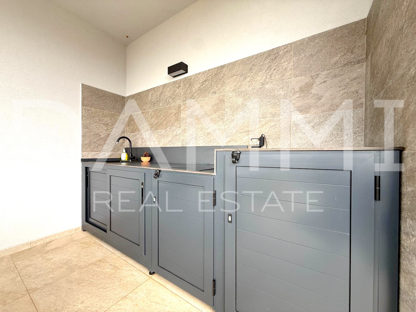 ISTRA&comma; SVETI LOVRE&Ccaron; - MODERNA PRIZEMNICA S BAZENOM U LIJEPOM OKRU&Zcaron;ENJU