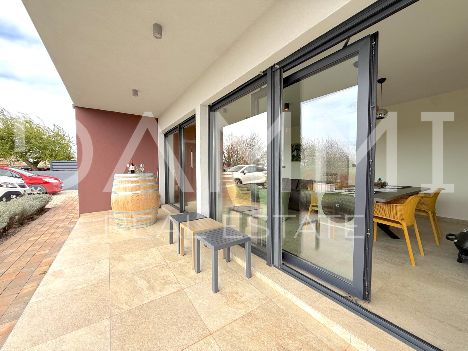 ISTRA&comma; SVETI LOVRE&Ccaron; - MODERNA PRIZEMNICA S BAZENOM U LIJEPOM OKRU&Zcaron;ENJU