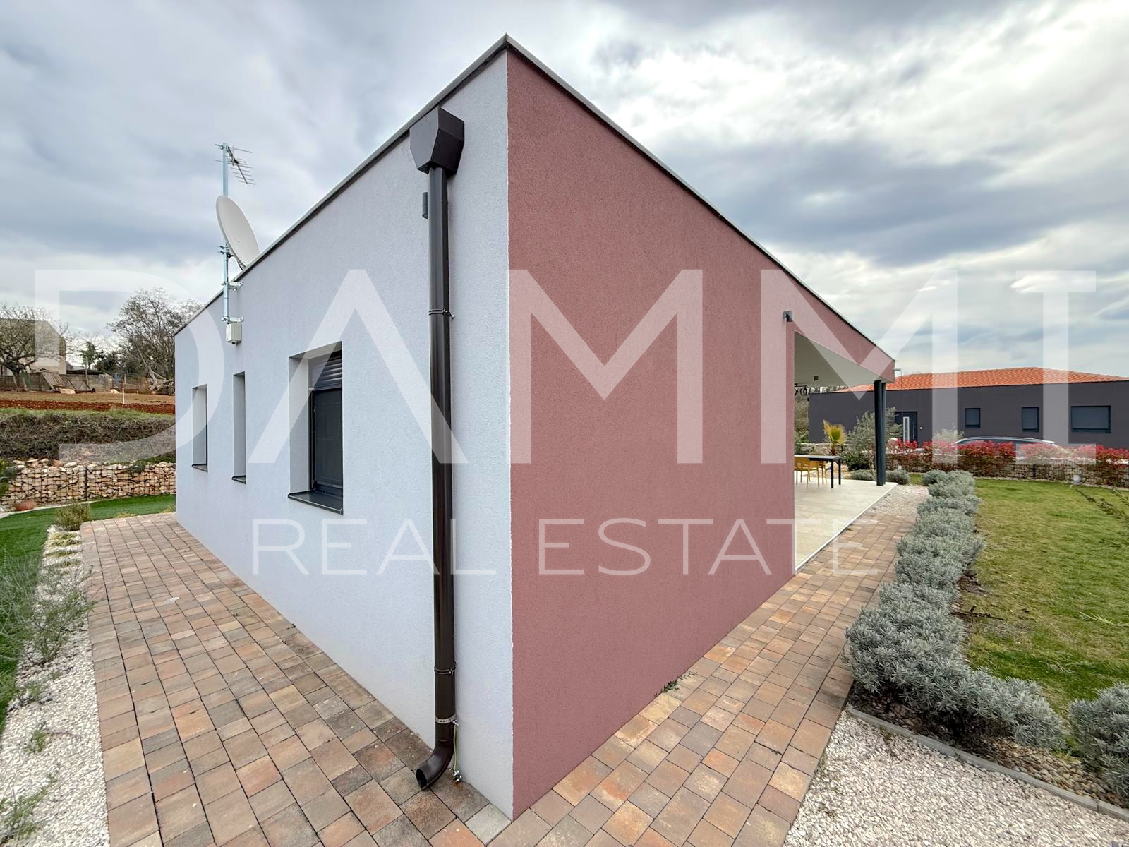 ISTRA&comma; SVETI LOVRE&Ccaron; - MODERNA PRIZEMNICA S BAZENOM U LIJEPOM OKRU&Zcaron;ENJU