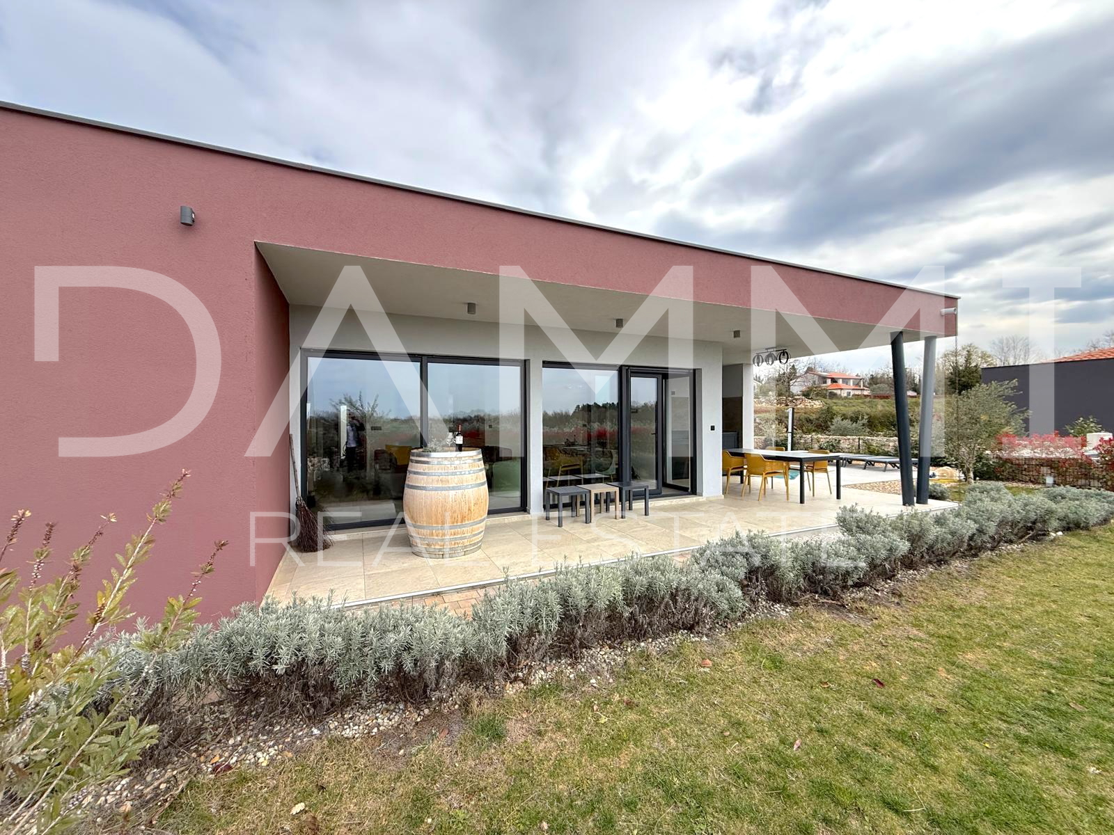 ISTRA&comma; SVETI LOVRE&Ccaron; - MODERNA PRIZEMNICA S BAZENOM U LIJEPOM OKRU&Zcaron;ENJU