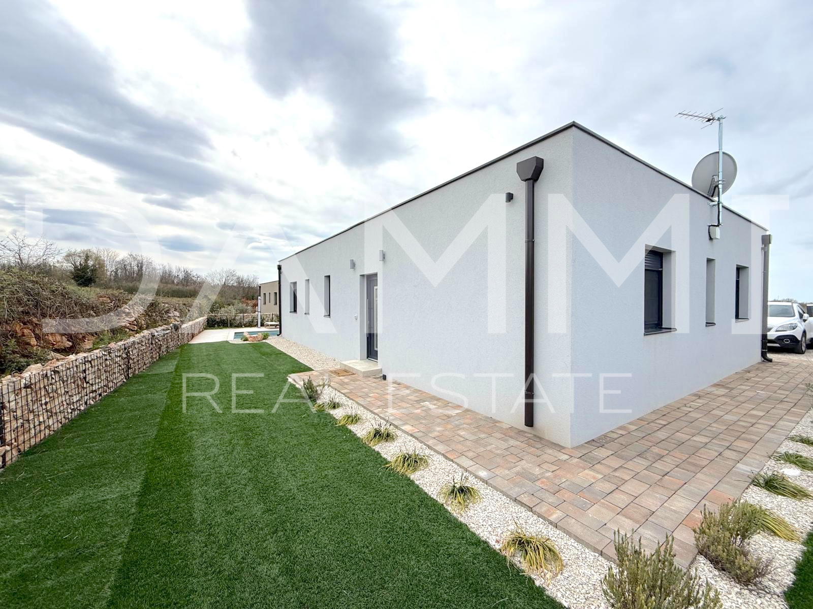 ISTRA&comma; SVETI LOVRE&Ccaron; - MODERNA PRIZEMNICA S BAZENOM U LIJEPOM OKRU&Zcaron;ENJU