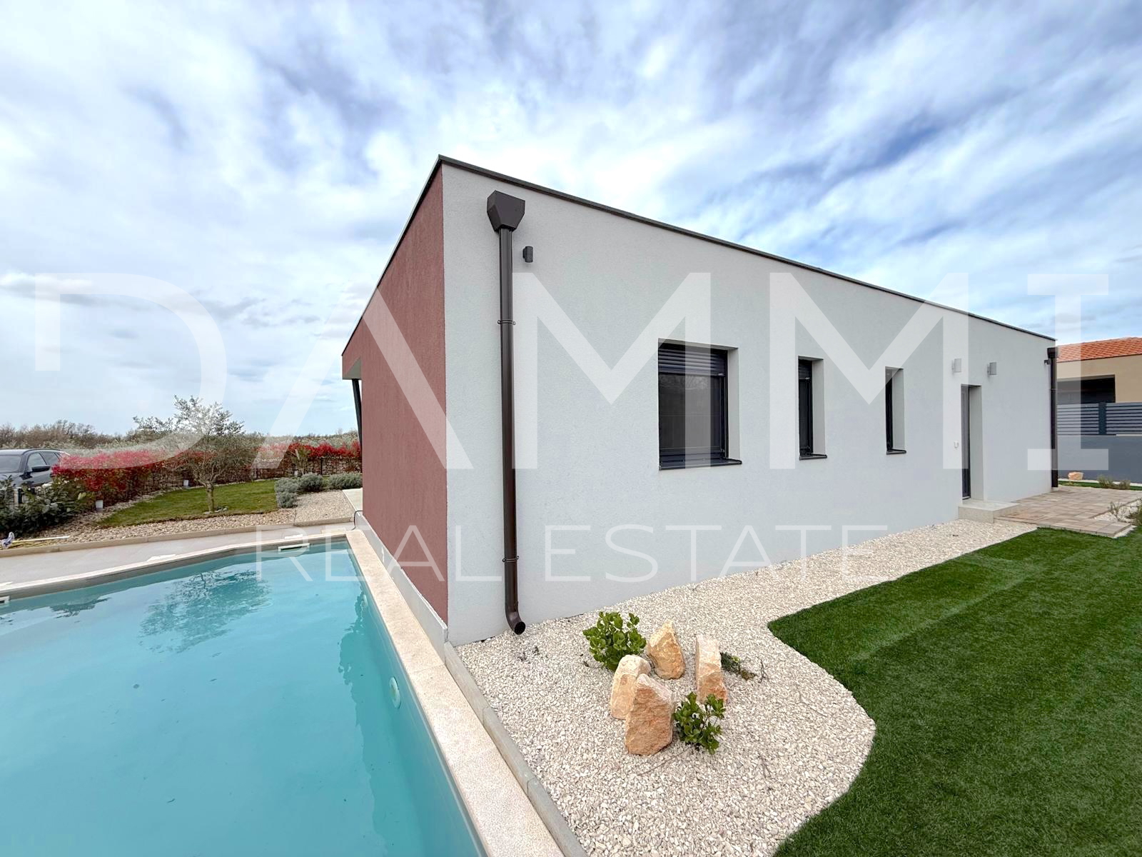 ISTRA&comma; SVETI LOVRE&Ccaron; - MODERNA PRIZEMNICA S BAZENOM U LIJEPOM OKRU&Zcaron;ENJU