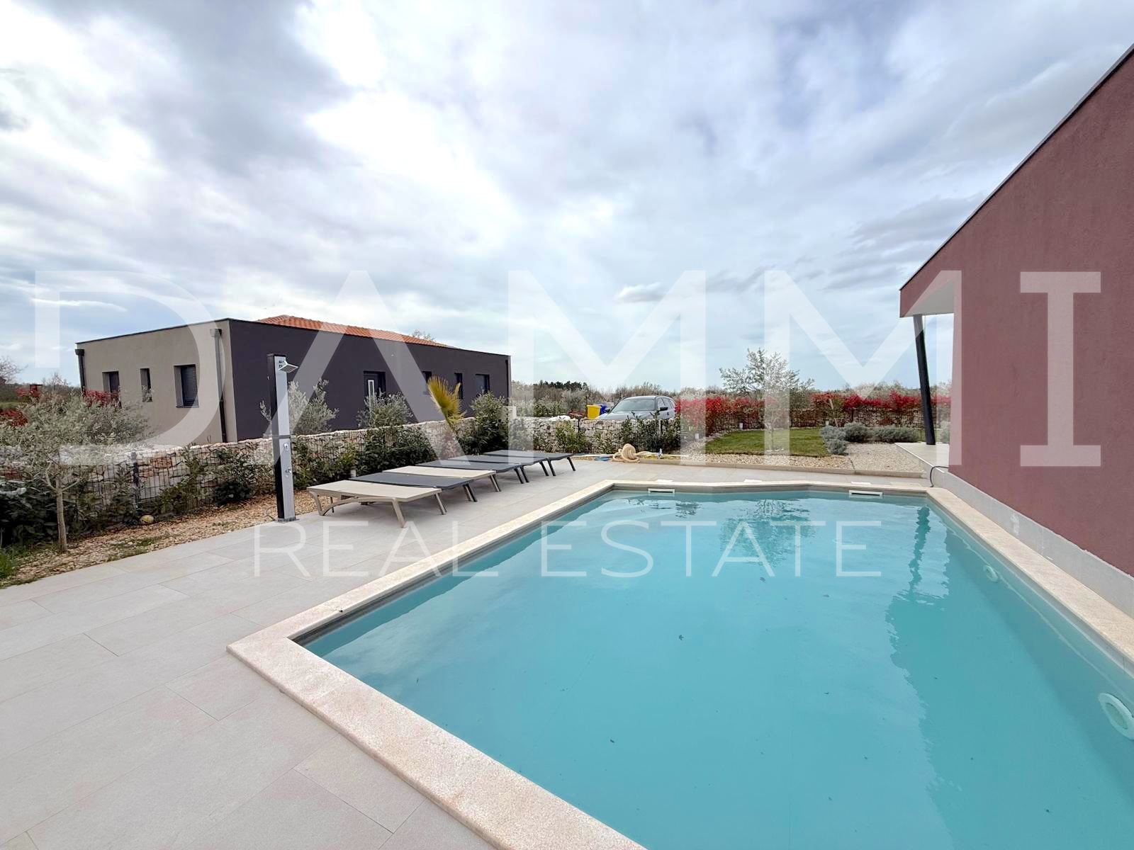 ISTRA&comma; SVETI LOVRE&Ccaron; - MODERNA PRIZEMNICA S BAZENOM U LIJEPOM OKRU&Zcaron;ENJU