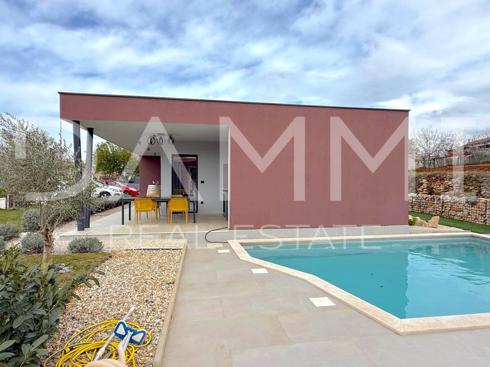 ISTRA&comma; SVETI LOVRE&Ccaron; - MODERNA PRIZEMNICA S BAZENOM U LIJEPOM OKRU&Zcaron;ENJU