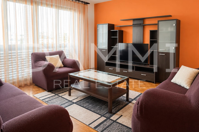 Pula, three-room apartment in the city center with parking