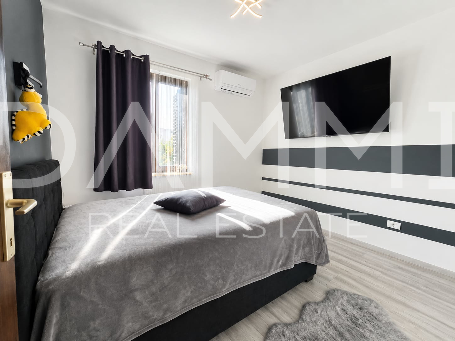 Pula&comma; three-room apartment in the city center with parking