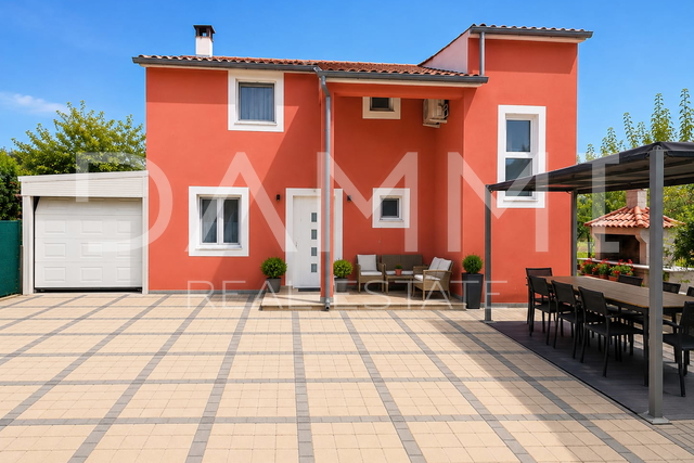 Pula, dintorni, spaziosa casa nuova con ampio cortile