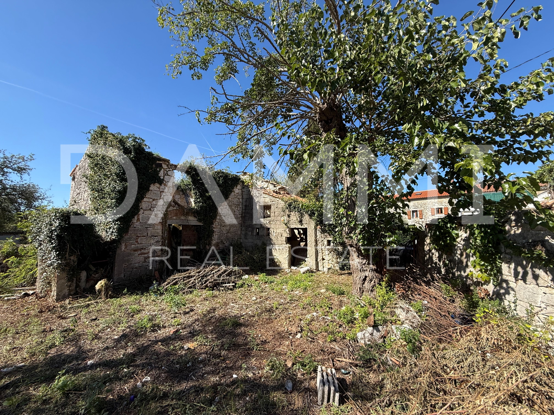 ISTRIA&comma; PORE&Ccaron; - Antica casa in pietra da ristrutturare completamente