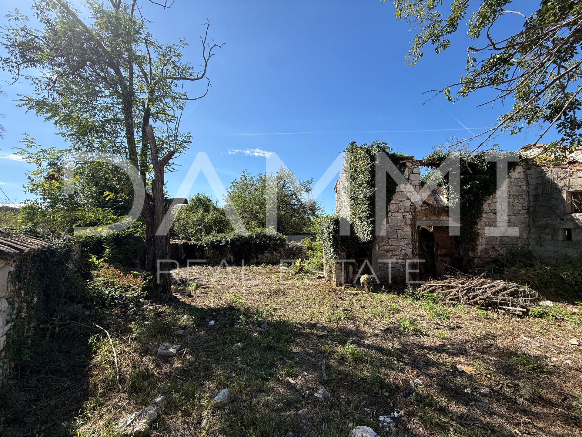 ISTRIA&comma; PORE&Ccaron; - Antica casa in pietra da ristrutturare completamente