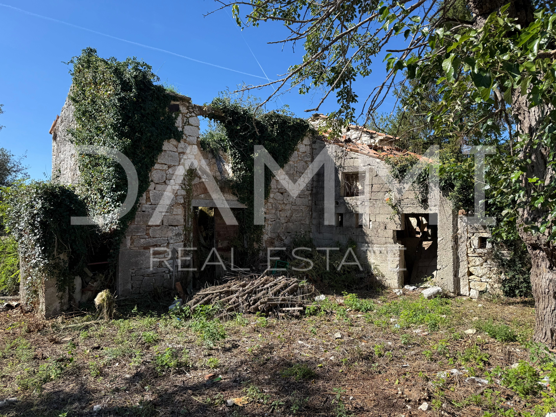 ISTRIA&comma; PORE&Ccaron; - Antica casa in pietra da ristrutturare completamente