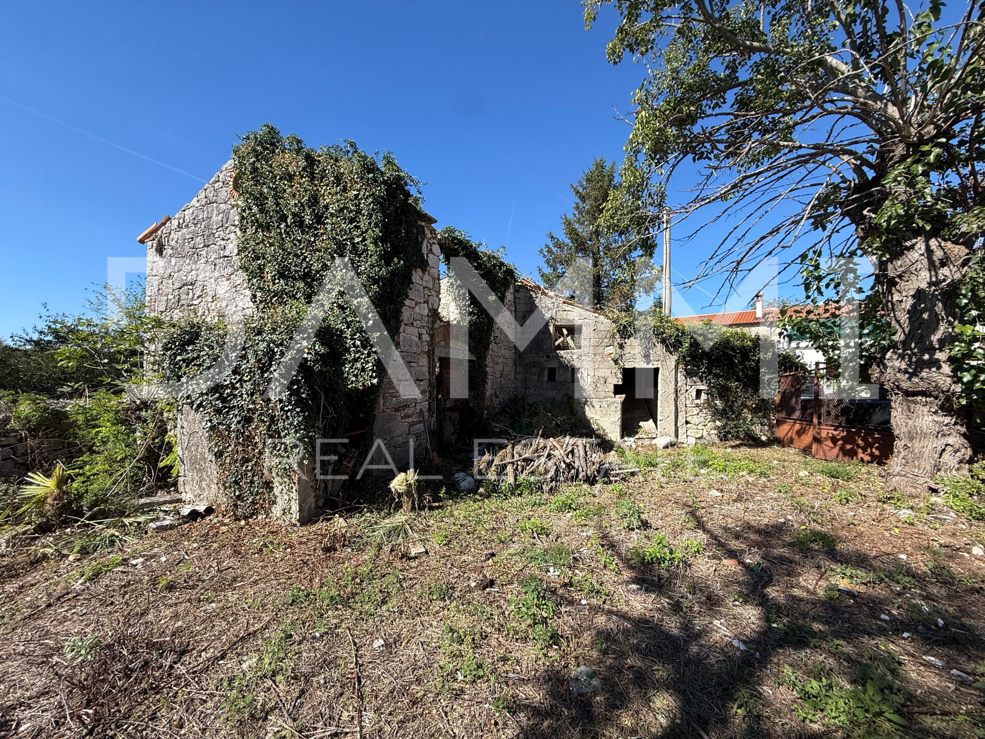 ISTRIA&comma; PORE&Ccaron; - Antica casa in pietra da ristrutturare completamente