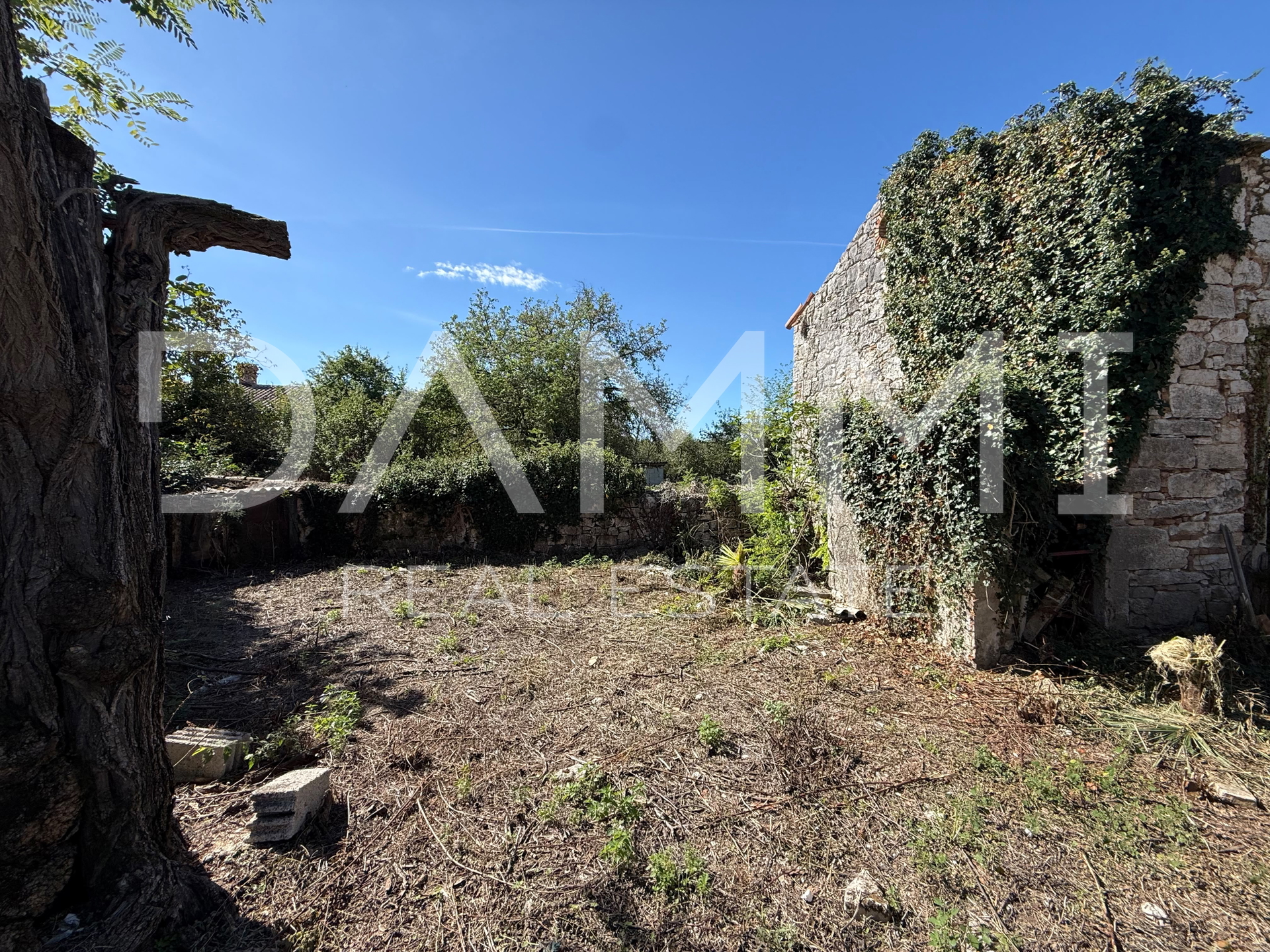 ISTRIA&comma; PORE&Ccaron; - Antica casa in pietra da ristrutturare completamente