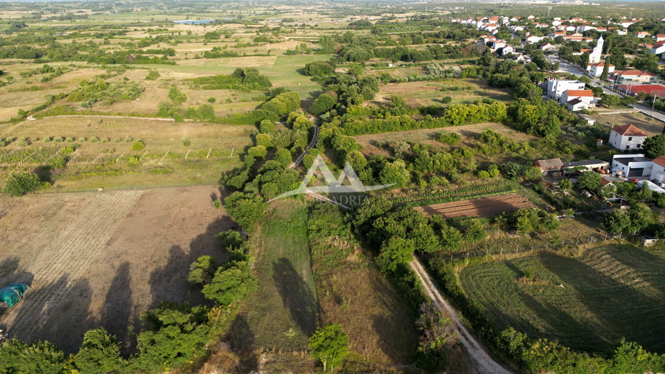 SUHOVAR - NETAKNUTA PRIRODA - GRAĐEVINSKI TEREN 1250 M2 -