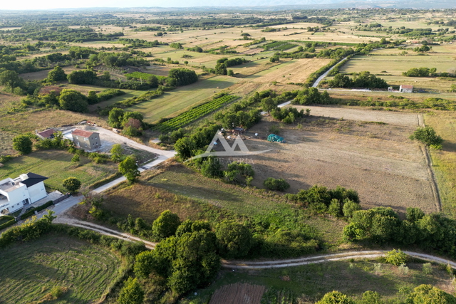 SUHOVAR - NETAKNUTA PRIRODA - GRAĐEVINSKI TEREN 1250 M2 -