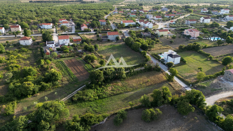SUHOVAR - NETAKNUTA PRIRODA - GRAĐEVINSKI TEREN 1250 M2 -