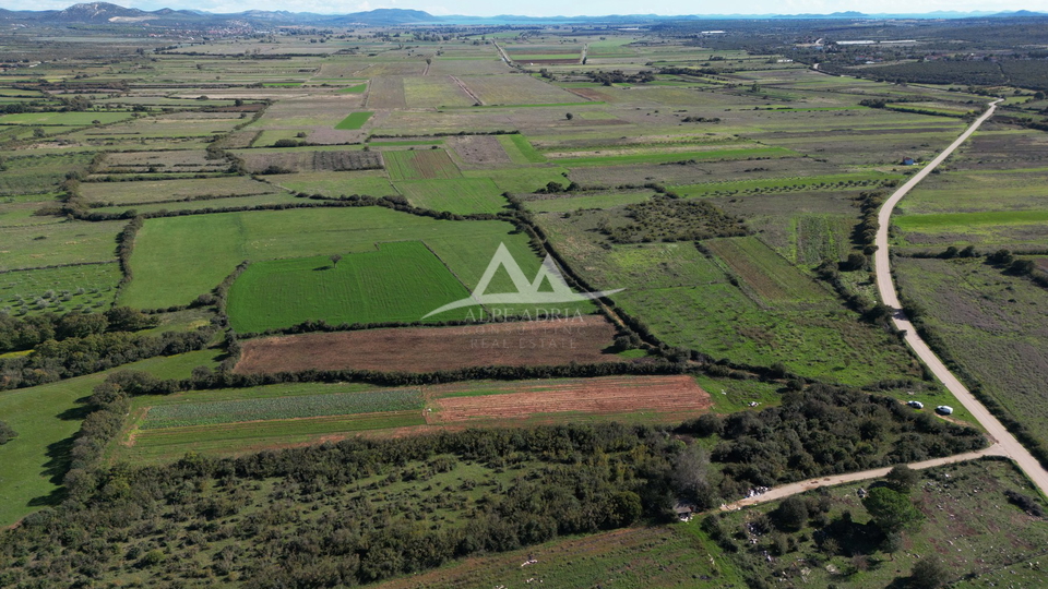 RAŠTANE - STAVEBNÍ POZEMEK 9515 M2 - 856 350 €