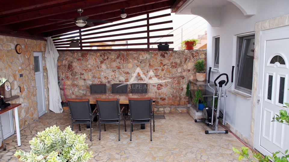 EKSKLUZIVNO PRAVO POSREDOVANJA - KUĆA IDEALNA ZA ŽIVOT I ODMOR -  363.125 €