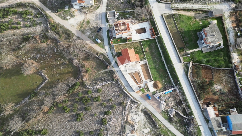 MASLENIČKO ŽDRILO - STAVEBNÍ POZEMEK O VELIKOSTI 615 M2 - PŘÍSTUPOVÁ CESTA - VODA A ELEKTŘINA U POZEMKU - 61 500 €