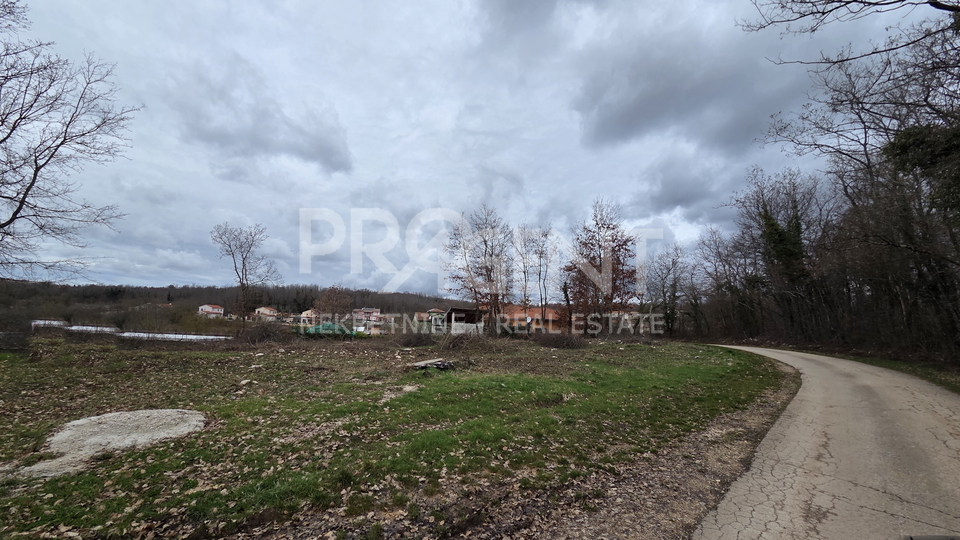 ISTRA&comma; KAROJBA&comma; GRA&Dstrok;EVINSKO ZEMLJI&Scaron;TE S DOZVOLOM&comma; PRODAJE SE