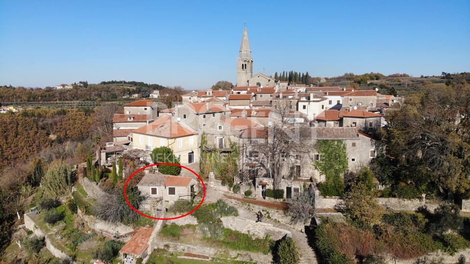 Istrien, steinhaus in Grožnjan mit Blick auf das Meer