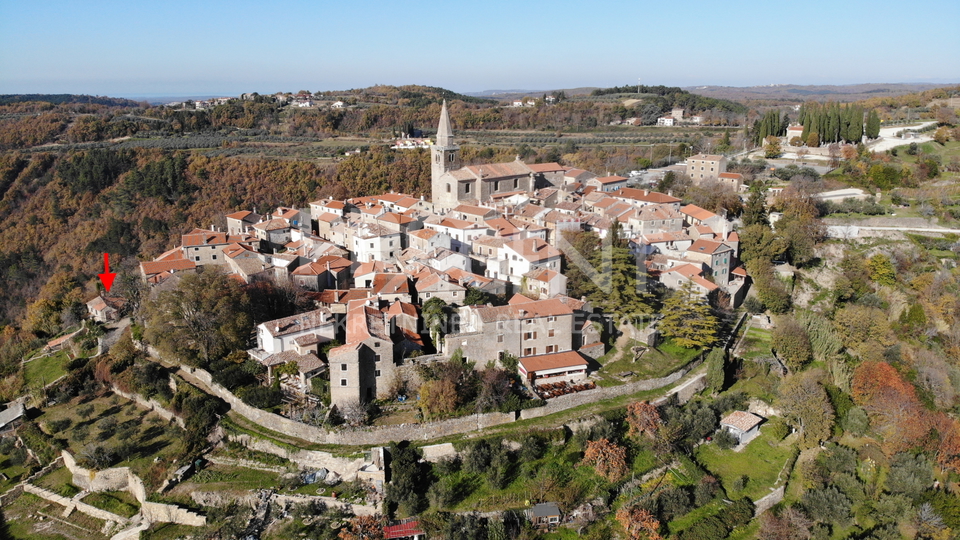 Istrien, steinhaus in Grožnjan mit Blick auf das Meer