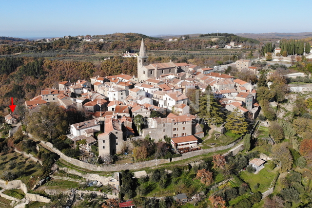 Istrien, steinhaus in Grožnjan mit Blick auf das Meer