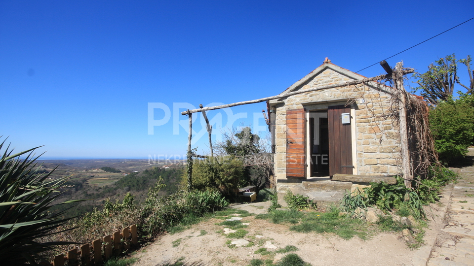 Istrien, steinhaus in Grožnjan mit Blick auf das Meer