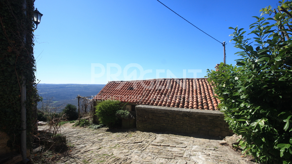 Istrien, steinhaus in Grožnjan mit Blick auf das Meer