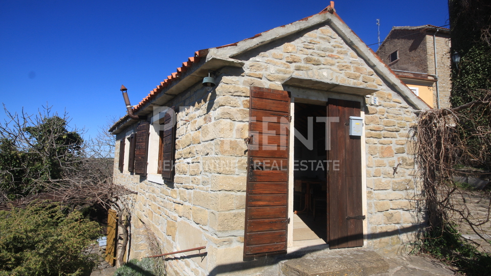 Istrien, steinhaus in Grožnjan mit Blick auf das Meer