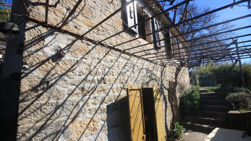 Istrien, steinhaus in Grožnjan mit Blick auf das Meer