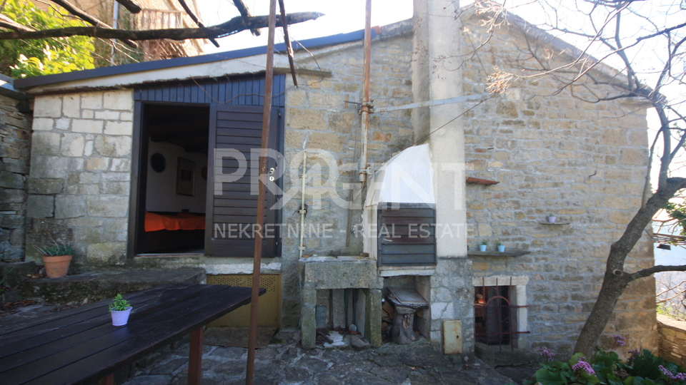 Istrien, steinhaus in Grožnjan mit Blick auf das Meer